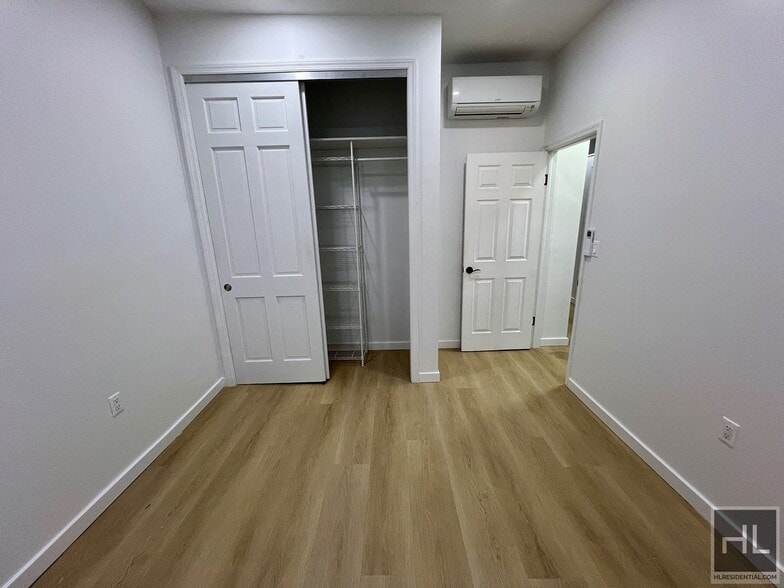 Building Photo - Top Floor 2BR 1BA Lofty Space w/ Laundry In Greenwood/South Slope