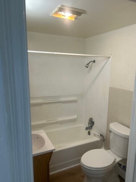 Bathroom - 263 N York St
