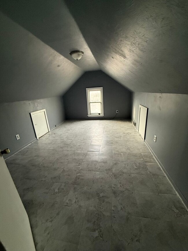 Building Photo - 3bd Single Broadway/Fleet Area Vouchers Only