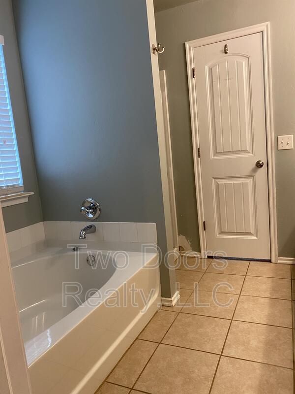 Building Photo - 18101 Viento Dr