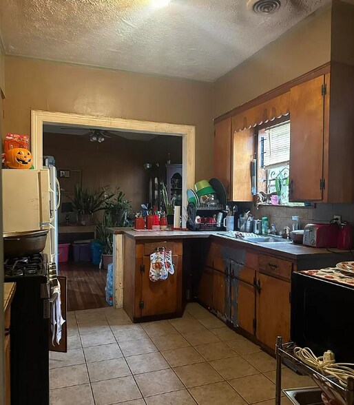 Building Photo - 1704 Robinson St