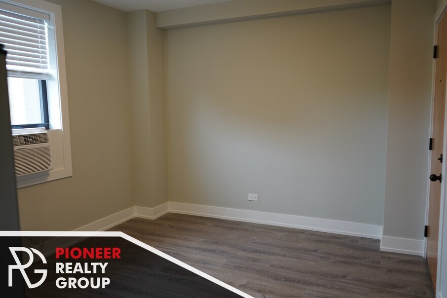 Building Photo - 501 W Belmont Ave