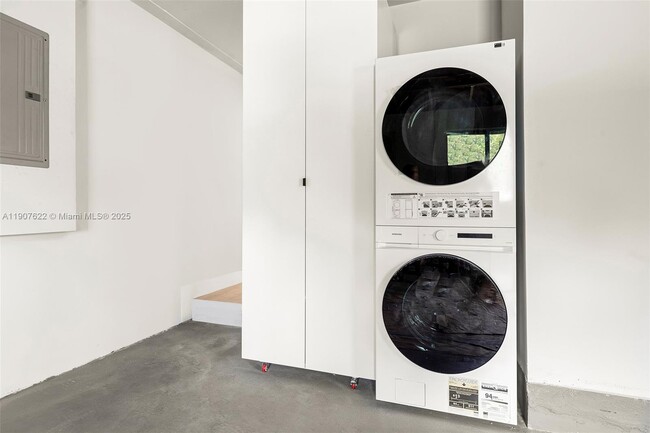 Building Photo - 15121 SW 69th Ct