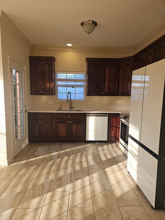 Building Photo - Stunning Executive Custom Built Home with Elite Appliances