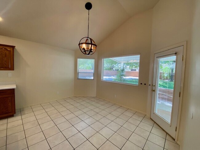 Building Photo - SPACIOUS HOME FOR RENT!