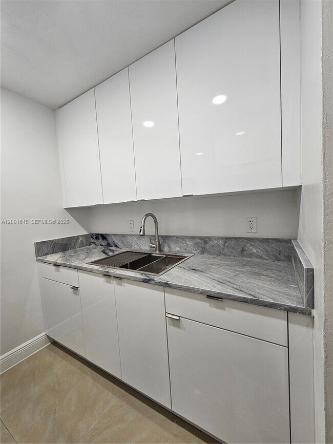 Building Photo - 700 NE 46th Ct