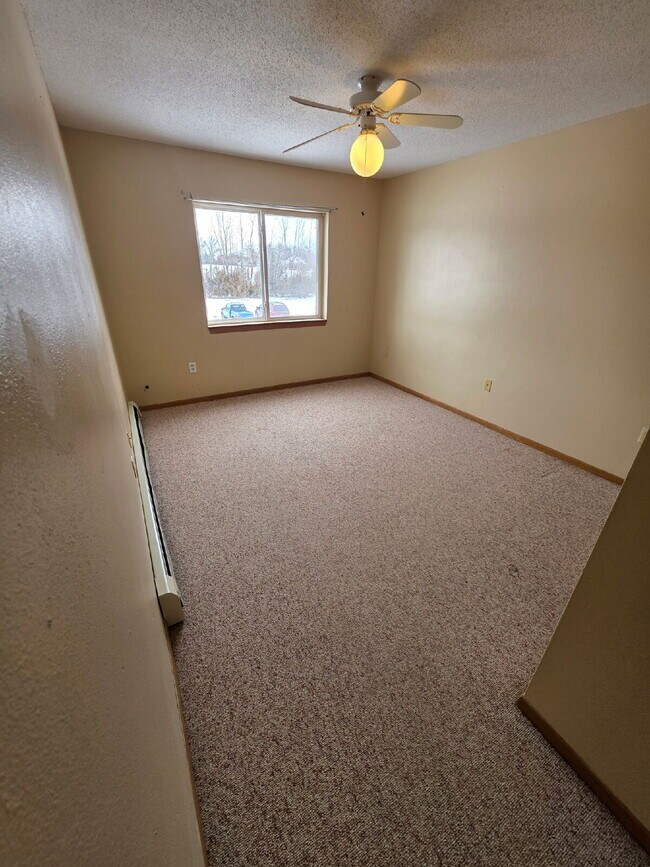 Building Photo - *WINTER MOVE-IN SPECIAL* 3 Bedroom | 2 Bathroom 2nd Floor Unit in Oelwein Available in RIGHT NOW!