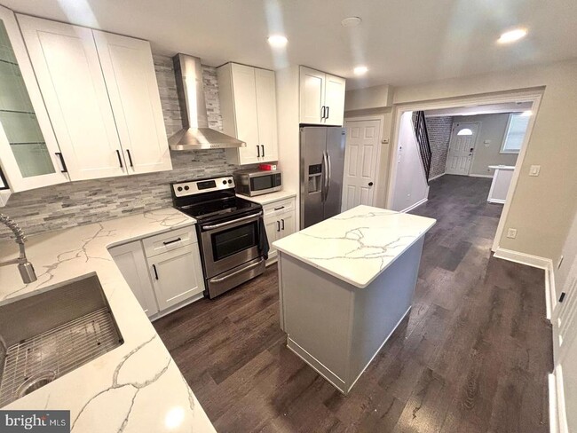 Building Photo - 809 Morris St