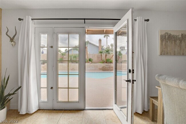 View to backyard - 3112 La Mesa Dr