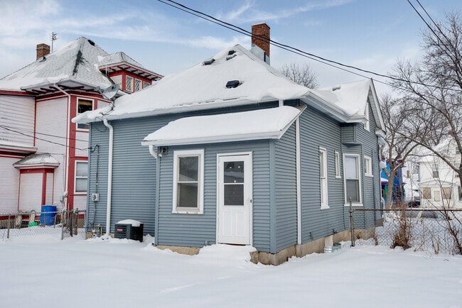 Building Photo - 4BD 2BA House. Refurbished, large house, great location available JUNE 1ST.