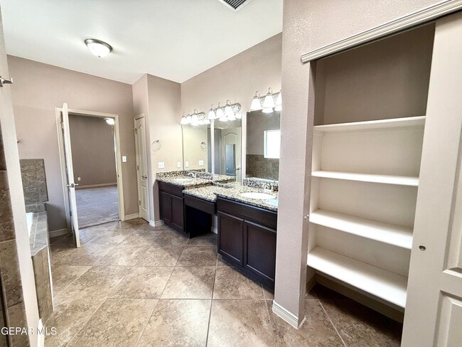 Building Photo - 3712 Coco Palm Dr