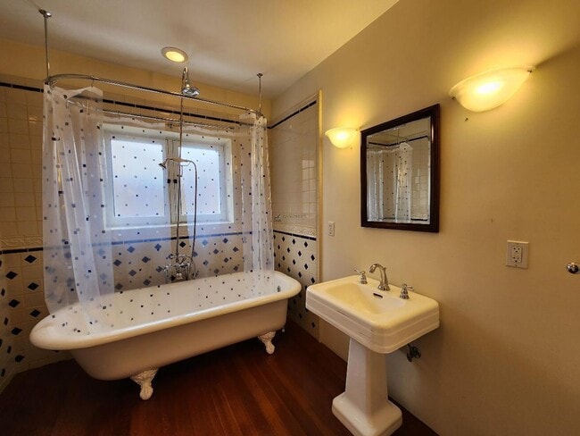 Building Photo - 549 Agua Fria St