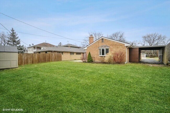Building Photo - Renovated 3 bedroom home in award winning ...