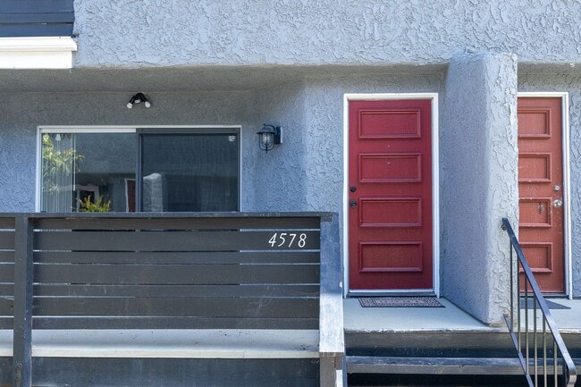 Building Photo - 2 Bedroom + 1.5 Bathroom Condo | Fashion Park Oxnard | Unfurnished
