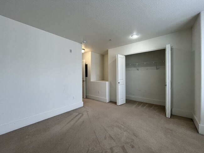 Building Photo - 2 Bedroom 2.5 Bathroom with 2 Tandem Car garage ~ Convenient Cedar Mill Location Near St. Vincent...