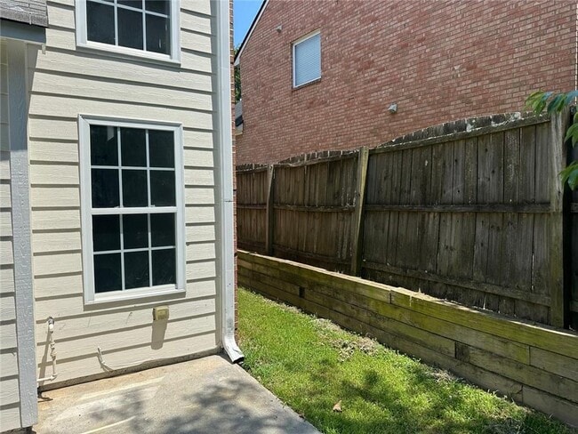 Building Photo - 6133 Mulberry Park Dr