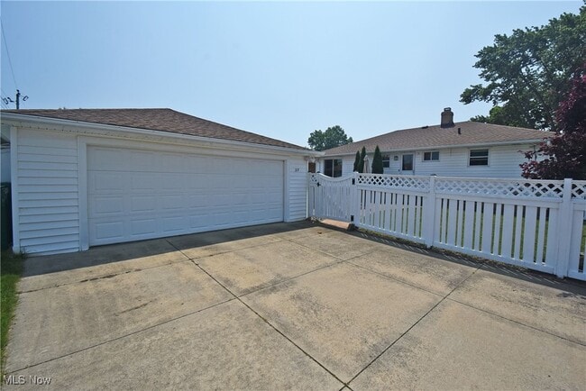 Building Photo - 37 E Meadowlawn Blvd