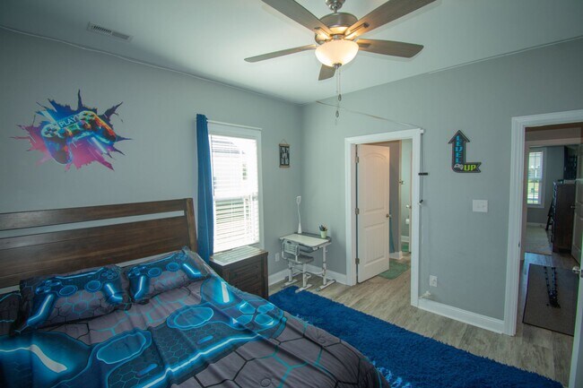 Building Photo - Coming Soon! 3 Bedroom 2.5 Bath - 25 Minutes from Camp Lejeune