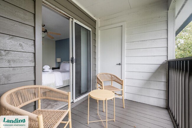 Building Photo - 1000 Palm Pl Dr NE