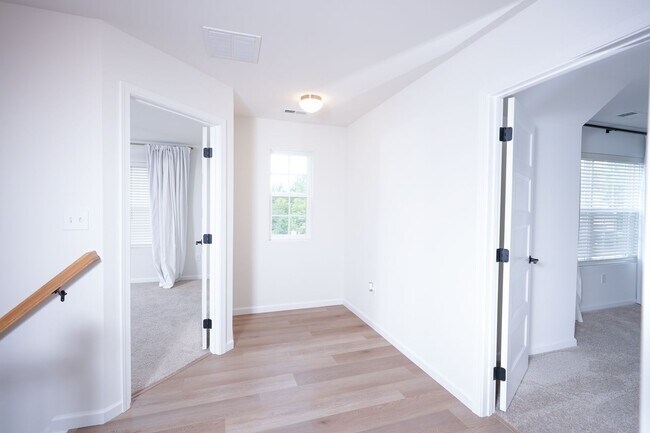 Building Photo - 245 Hollyhock Dr