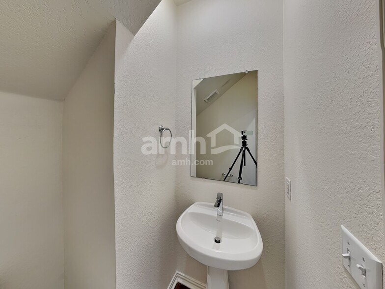 Building Photo - 207 Pebble Creek Run