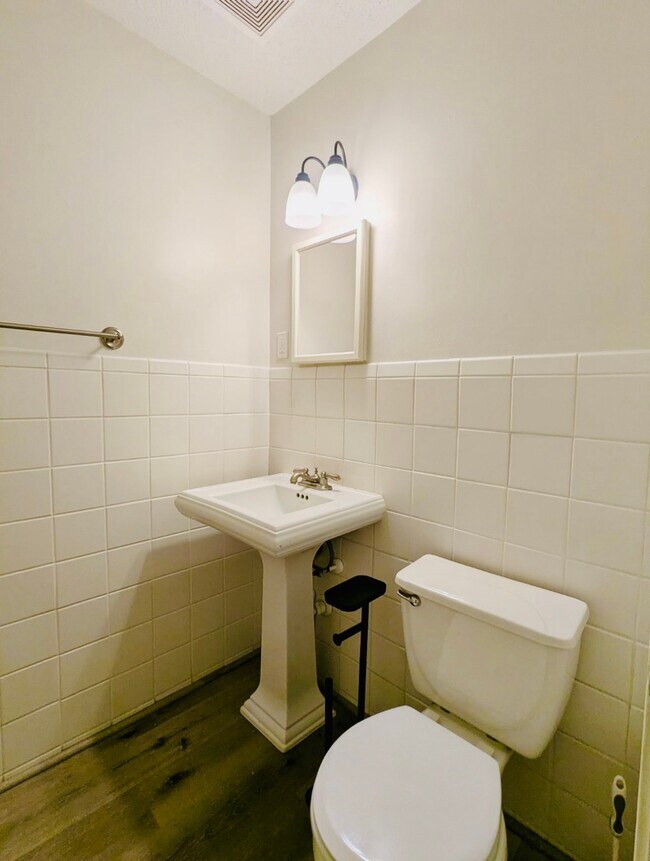 Building Photo - 909 Silber Rd