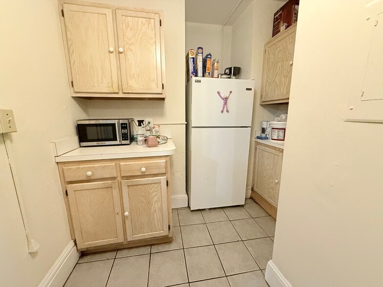 Building Photo - 452 Park Dr