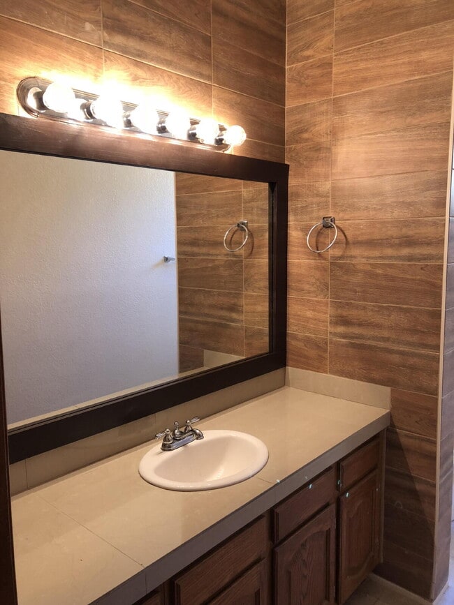 Building Photo - Luxury Living in Garden Lake Estates