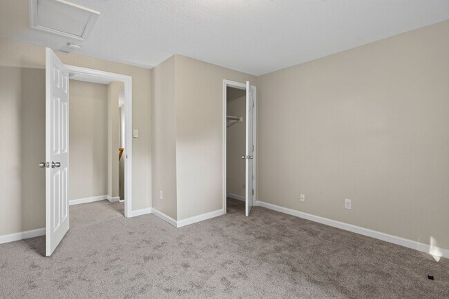 Building Photo - 1065 Lindenwood Ave