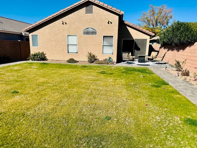 Building Photo - 2745 E Hartford Ave