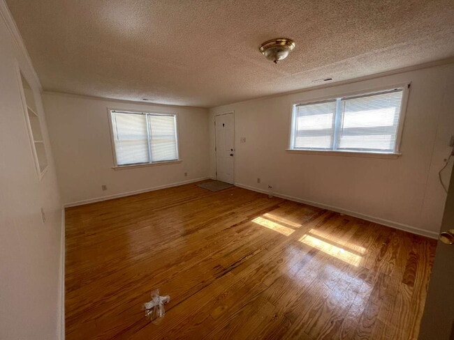 Building Photo - SPACIOUS BRICK RANCH in GOLDSBORO! 4 BR, 2 BA - FENCED-IN YARD *Convenient to SJAFB*