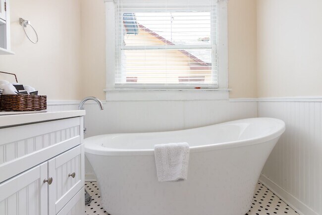 Building Photo - 418 E Myrtle St