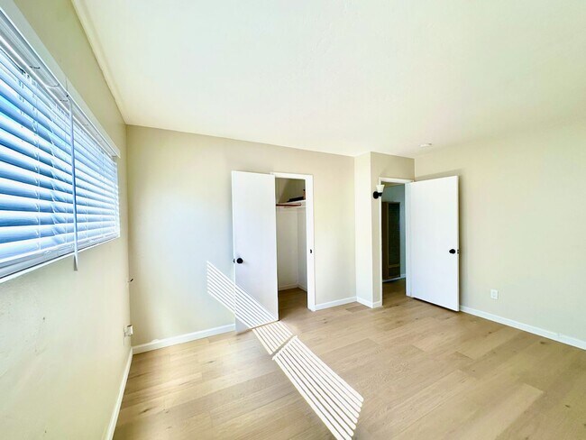 Building Photo - FOR RENT - 2 Br/1Ba 900 SF Cozy Single Sto...