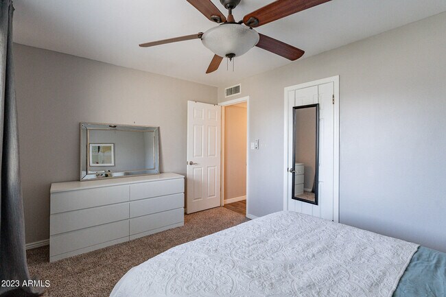 Building Photo - 4016 S Holbrook Ln