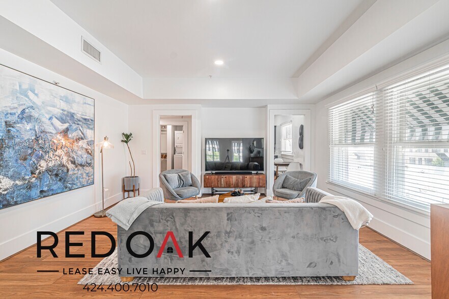 Building Photo - 6533 Hollywood Blvd