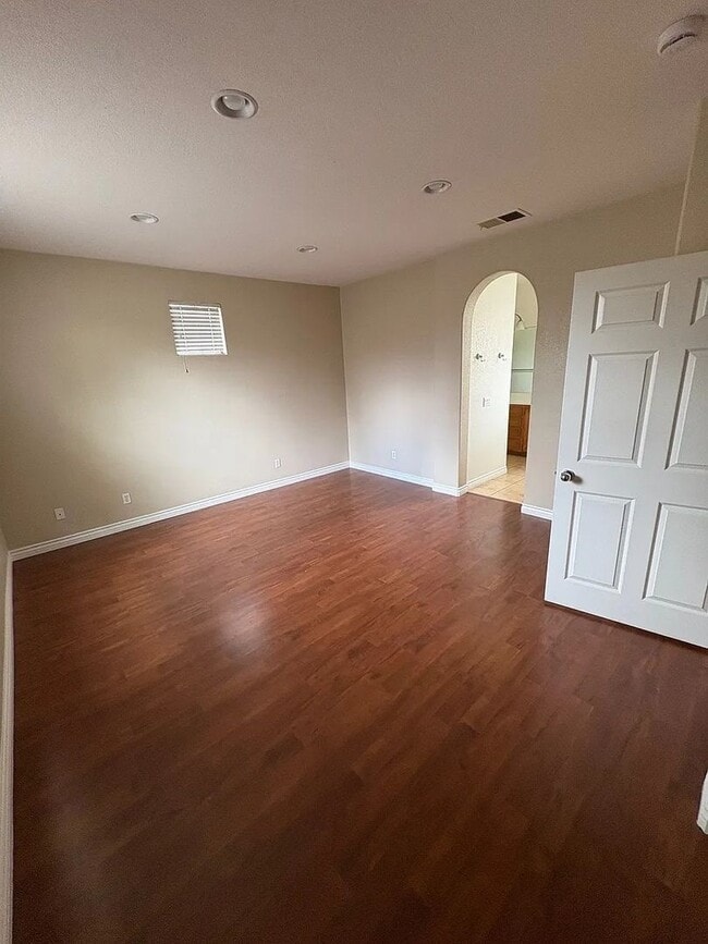 Building Photo - Newer 4bed 2.5 bath House