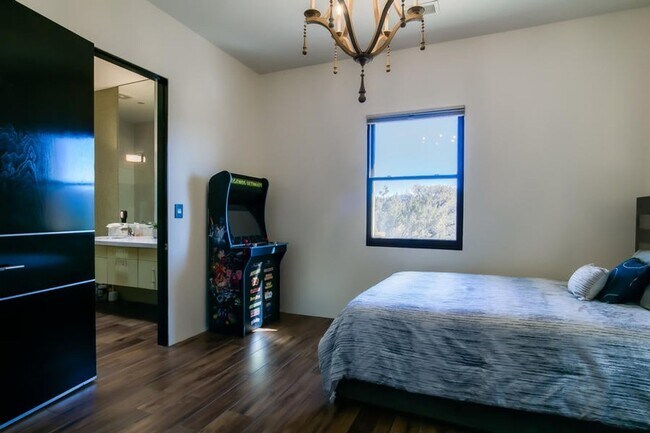 Building Photo - 3 Bedroom, 2.5 Bathroom Home in Paako Ridge Community