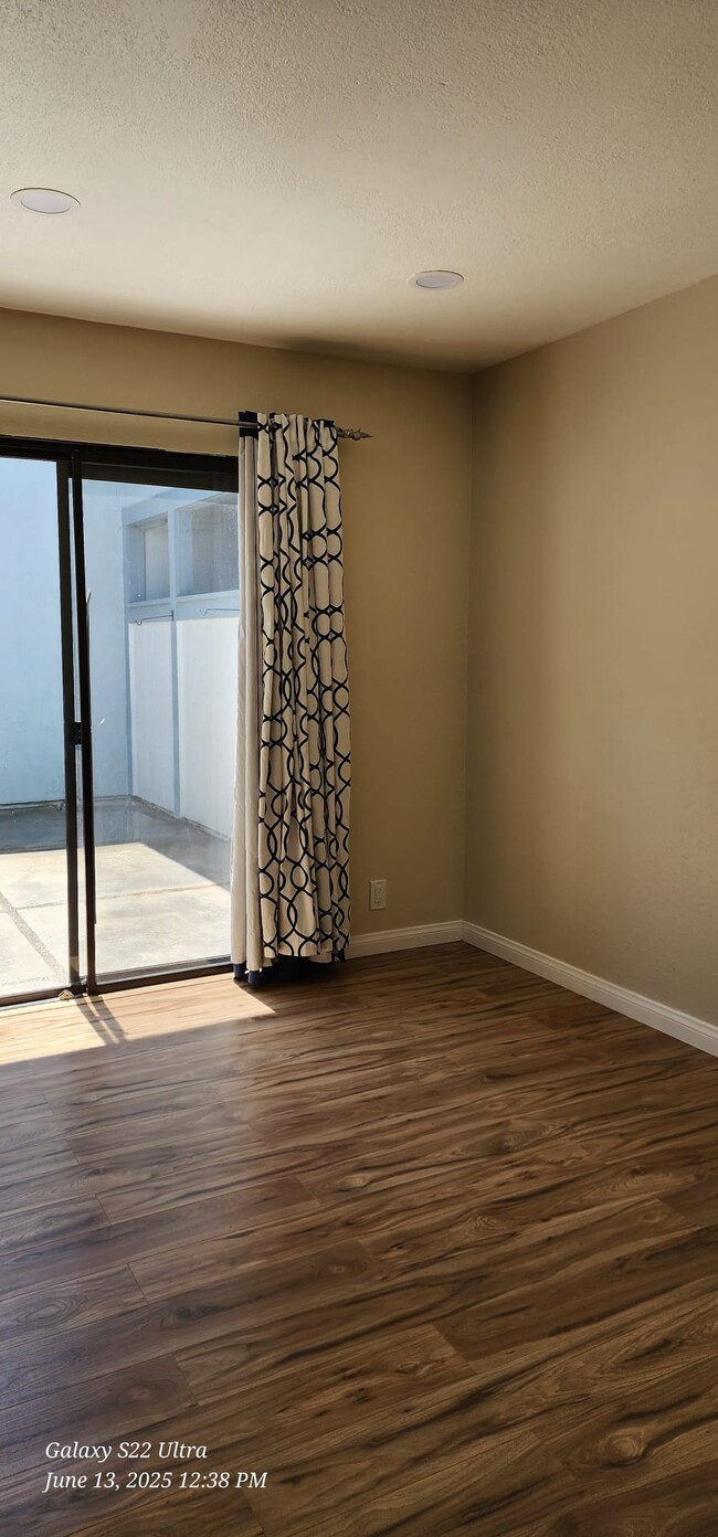 Dining with new waterproof, vinyl flooring - 34752 Hemet Common