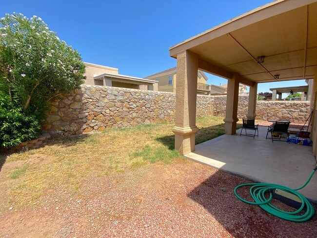 Building Photo - Sandstone Ranch Estates 3bed/2bath with Refrig A/C