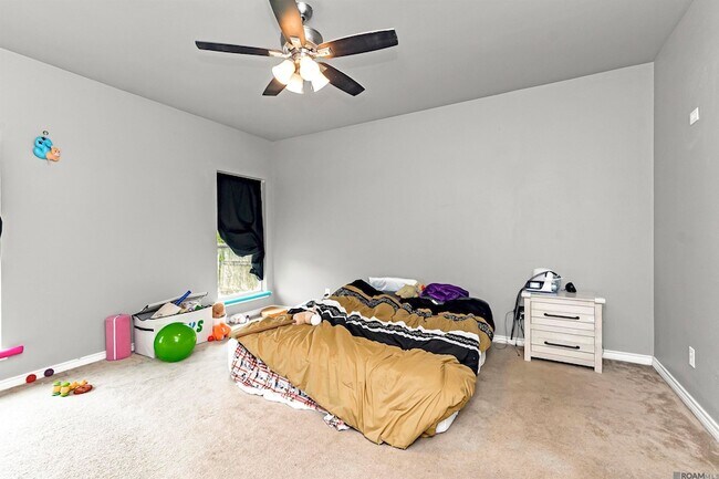 Building Photo - 23592 Country Manor Ave