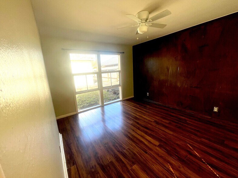 Building Photo - 7906 Pecan Villas Dr