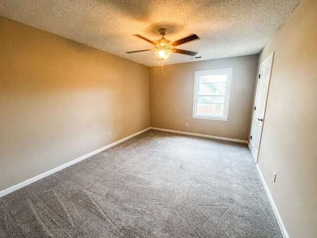 Building Photo - 1062 Fredericksburg Cove