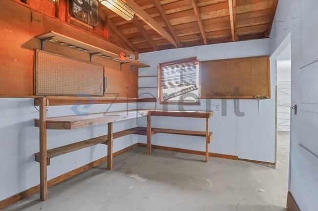 Building Photo - Unit