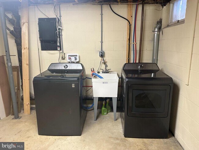 Building Photo - 223 E 8th Ave