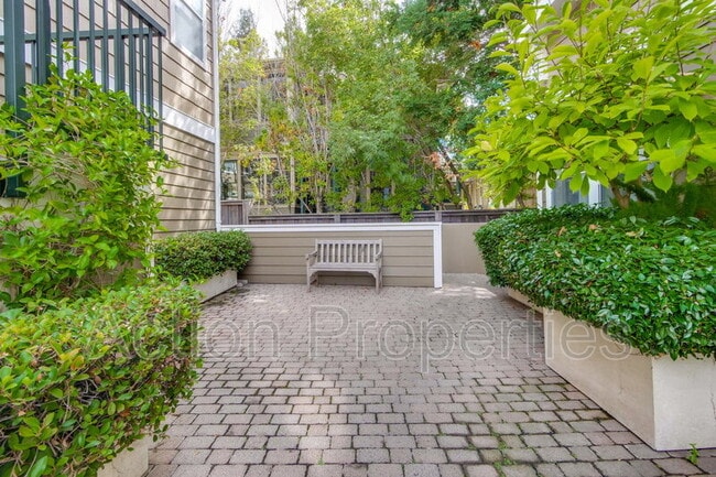 Building Photo - 2160 Santa Cruz Ave