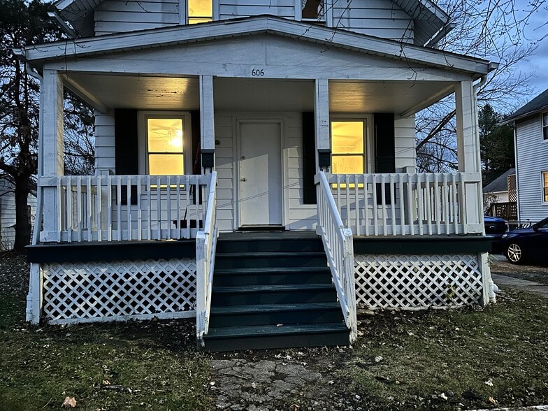 Building Photo - 606 W 5th St