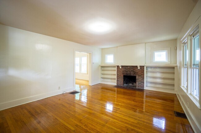 Building Photo - Single Family Home with Enclosed Front Por...