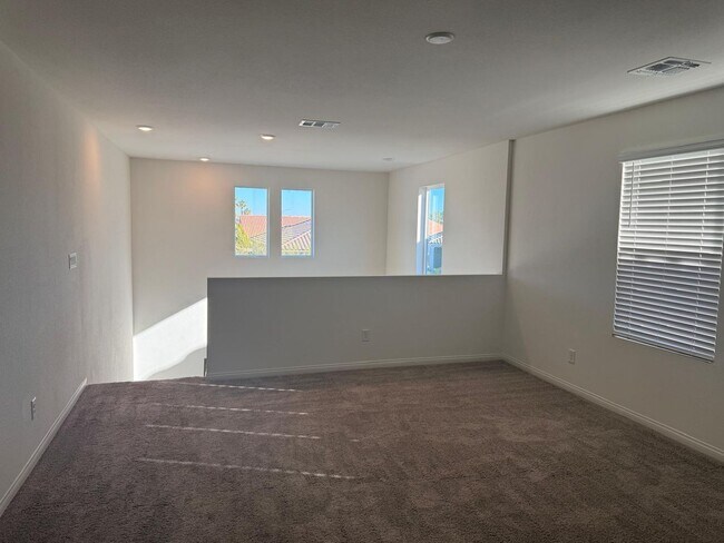 Building Photo - Gorgeous 5 Bedroom Home in Gated Community