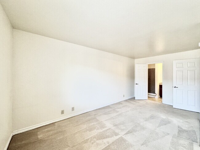 Building Photo - Lovely 2 Bed, 2 Bath Upstairs Condo for Rent in Guard Gated Community!