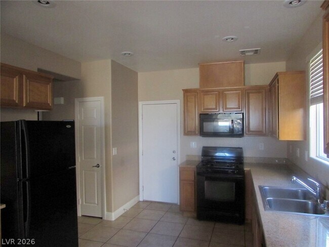 Building Photo - 548 Ivy Spring St